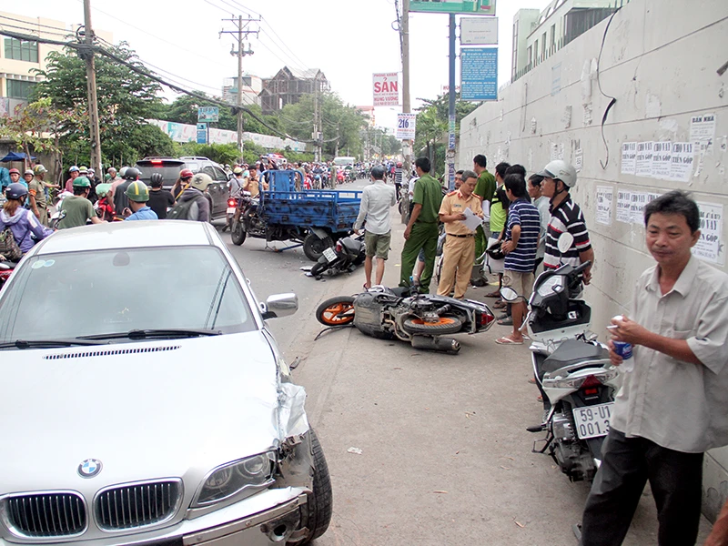 Chiếc ô tô tông vào xe ba gác tạo nên vụ va chạm liên hoàn trên đường Phan Huy Ích chiều 13-7